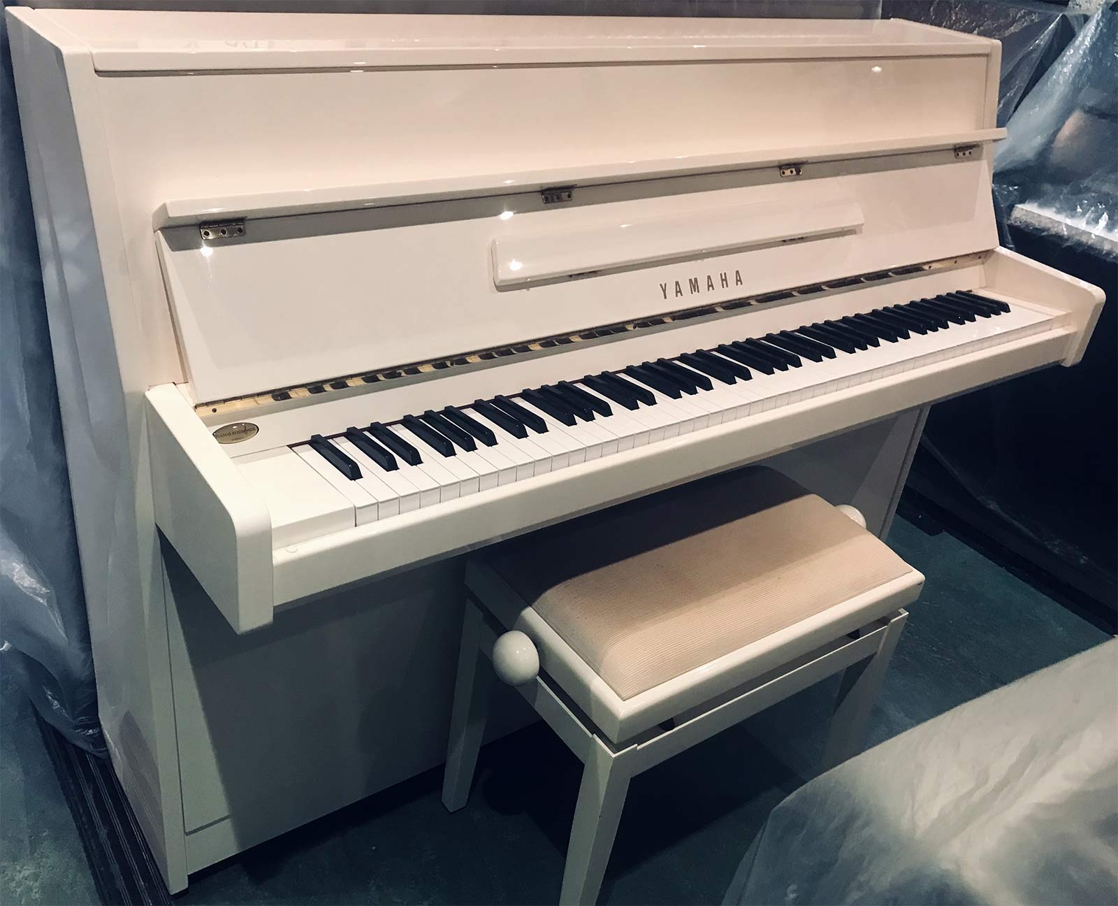 Yamaha U1 reconditionné Yoga, blanc